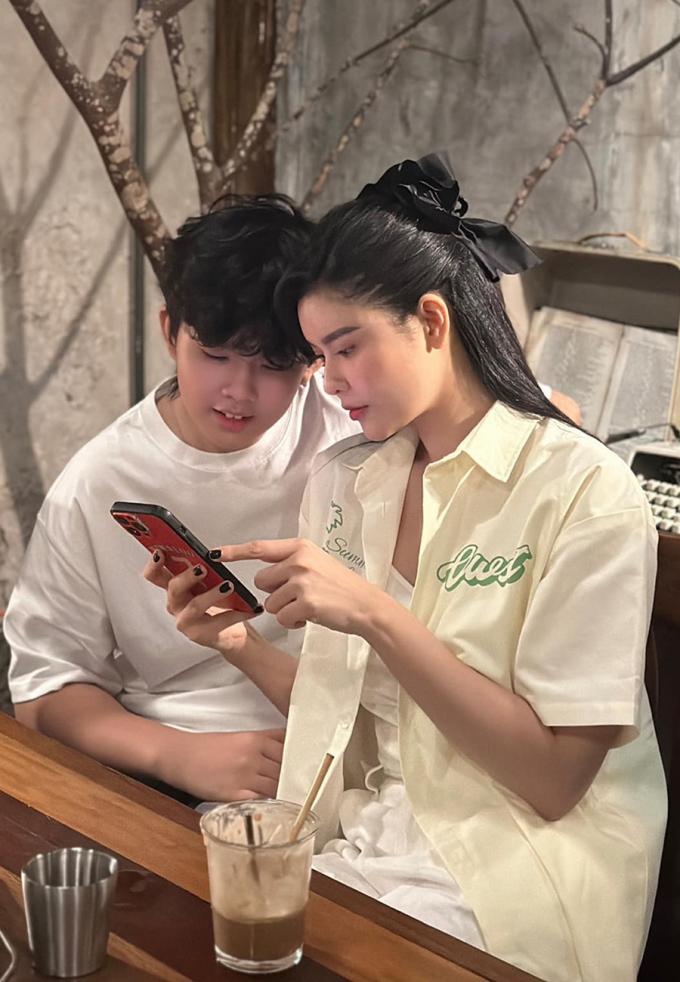 Quý tử nhà Trương Quỳnh Anh cao 1m8 vượt mẹ, tóc xoăn như sao nam Hàn Quốc-4