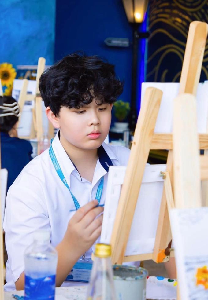 Quý tử nhà Trương Quỳnh Anh cao 1m8 vượt mẹ, tóc xoăn như sao nam Hàn Quốc-6