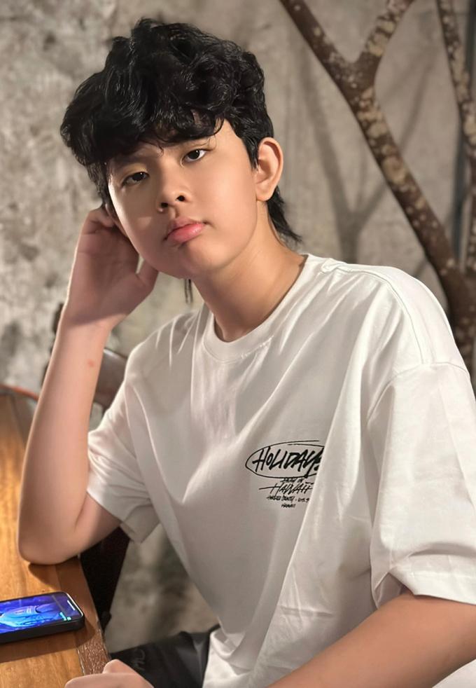 Quý tử nhà Trương Quỳnh Anh cao 1m8 vượt mẹ, tóc xoăn như sao nam Hàn Quốc-8