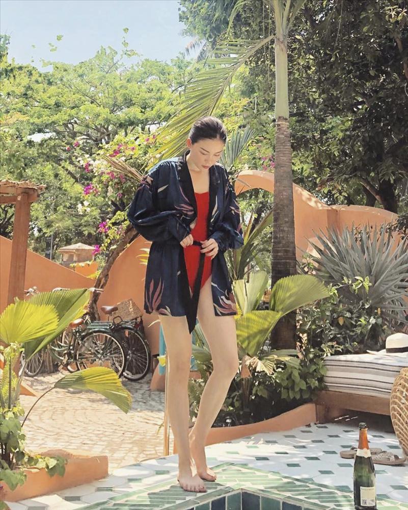 Linh Rin hiếm hoi diện bikini khoe sắc vóc sau sinh-3