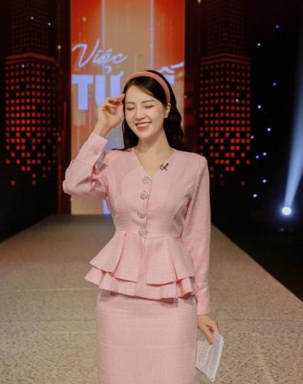 Nhan sắc Á hậu trẻ lâu nhất Vbiz - Thụy Vân, giật mình khi soi ảnh quá khứ và hiện tại-2