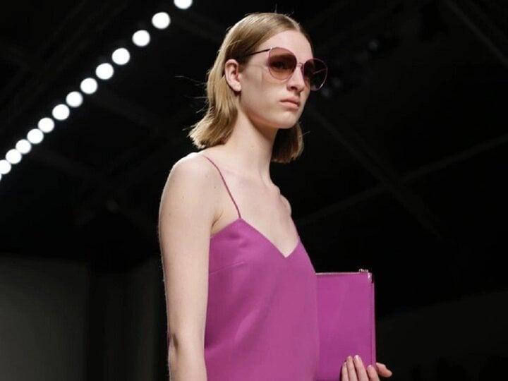 Những món đồ không nên diện đi làm dù đang là mốt được giới trẻ yêu thích-3