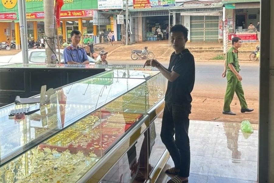 Thiếu nợ, ‘hot boy’ 18 tuổi cùng bạn đi cướp tiệm vàng-4