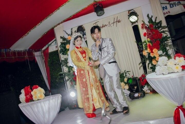 Cặp vợ chồng gen Z gây sốt với đám cưới y hệt hôn lễ của bố mẹ 3 thập kỷ trước-5