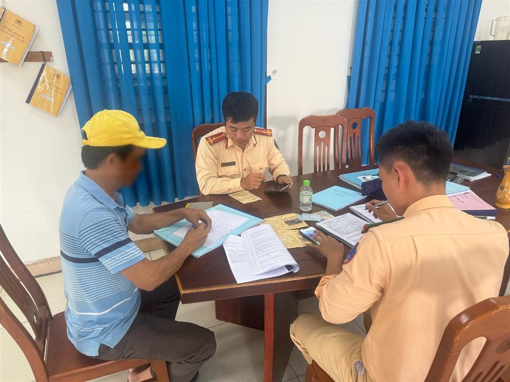 Ớn lạnh cảnh xe đầu kéo rải cuộn thép xuống đường khi đang chạy-1