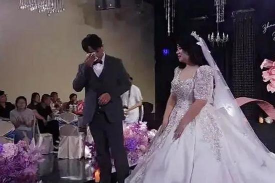 Người mẹ đã mất bất ngờ 'xuất hiện' trong đám cưới, chú rể bật khóc nức nở