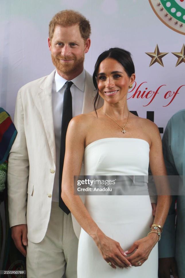 Dù đã từ bỏ tước vị Hoàng gia nhưng Meghan Markle vẫn bị xét nét chuyện ăn mặc-4