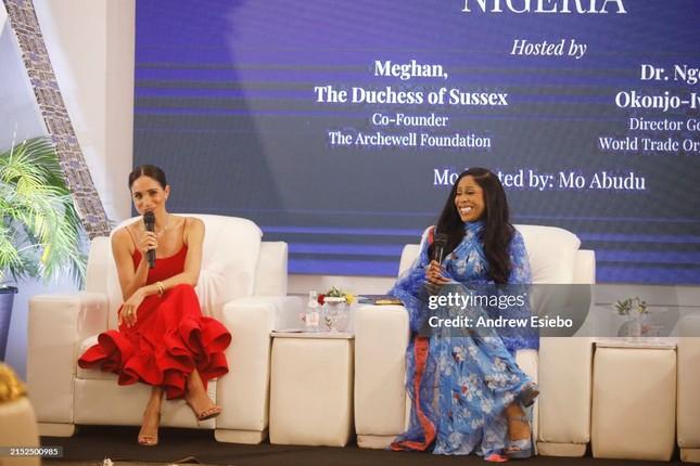 Dù đã từ bỏ tước vị Hoàng gia nhưng Meghan Markle vẫn bị xét nét chuyện ăn mặc-3