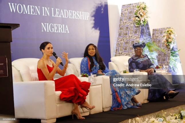 Dù đã từ bỏ tước vị Hoàng gia nhưng Meghan Markle vẫn bị xét nét chuyện ăn mặc-1