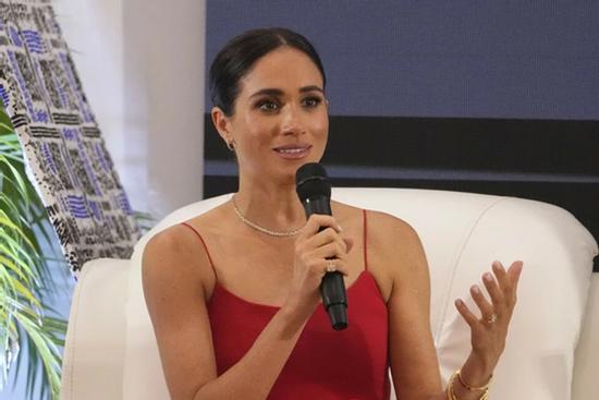 Dù đã từ bỏ tước vị Hoàng gia nhưng Meghan Markle vẫn bị xét nét chuyện ăn mặc