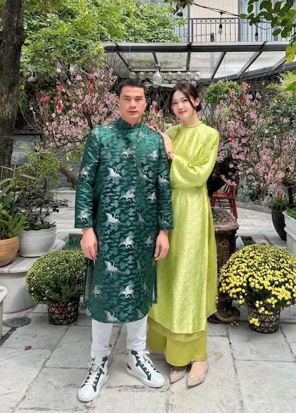 Á hậu bị ghét nhất Vbiz Thanh Tú dáng chuẩn dù qua hai lần sinh nở, bị nhầm là chị gái khi đứng cạnh con riêng của chồng-2