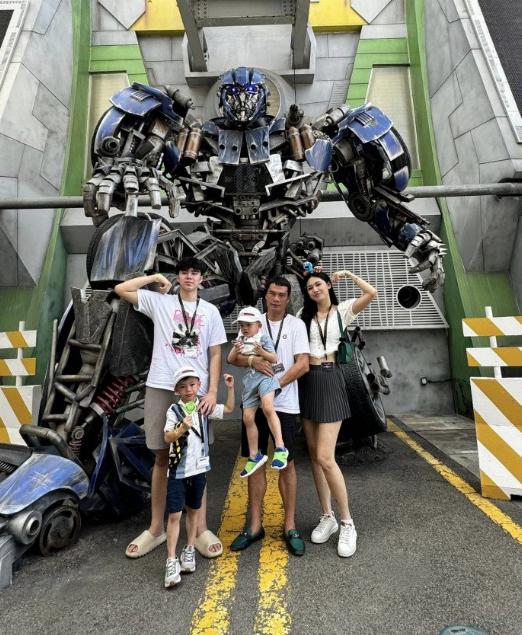 Á hậu bị ghét nhất Vbiz Thanh Tú dáng chuẩn dù qua hai lần sinh nở, bị nhầm là chị gái khi đứng cạnh con riêng của chồng-3