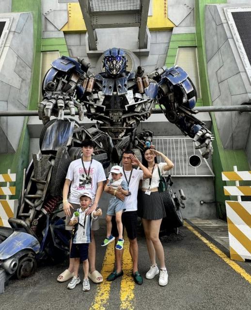 Á hậu bị ghét nhất Vbiz Thanh Tú dáng chuẩn dù qua hai lần sinh nở, bị nhầm là chị gái khi đứng cạnh con riêng của chồng-4