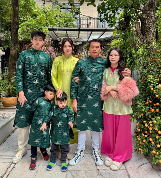 Á hậu bị ghét nhất Vbiz Thanh Tú dáng chuẩn dù qua hai lần sinh nở, bị nhầm là chị gái khi đứng cạnh con riêng của chồng-5