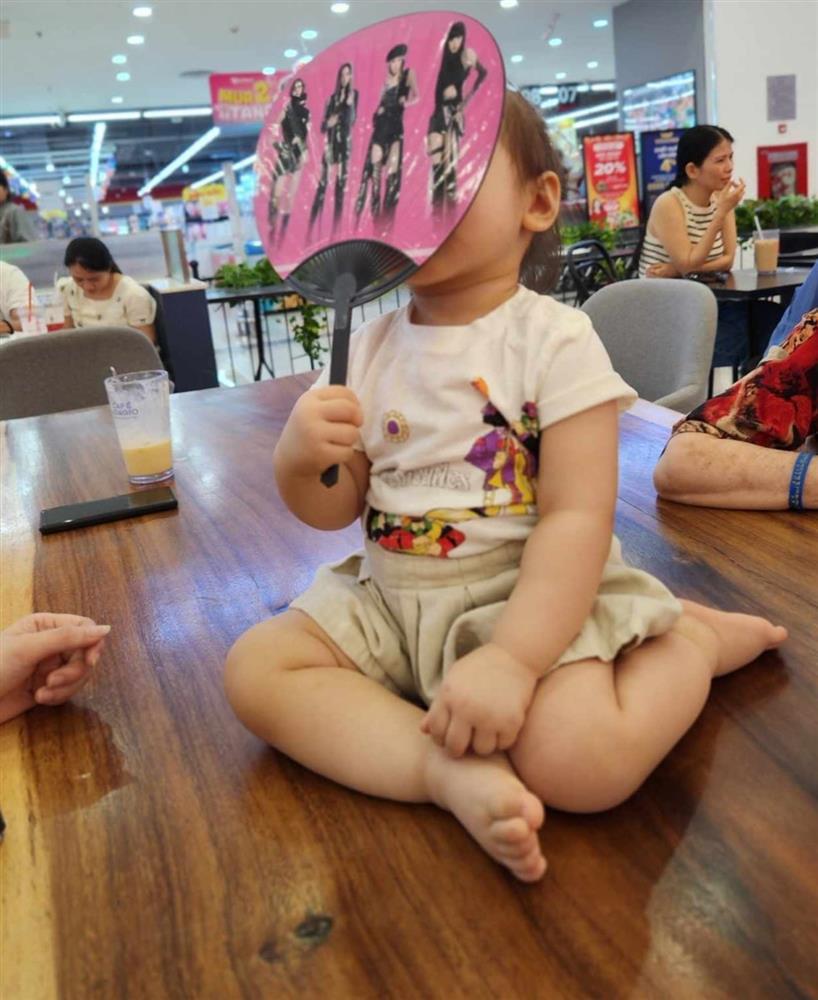 Con gái thứ 3 của MC Anh Tuấn được mẹ cho lên sóng, người hâm mộ thốt lên là ‘cục nam châm’ của bố-2