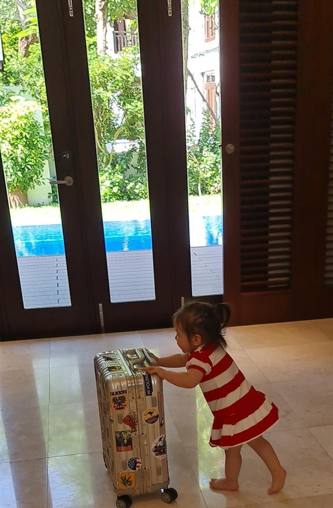 Con gái thứ 3 của MC Anh Tuấn được mẹ cho lên sóng, người hâm mộ thốt lên là ‘cục nam châm’ của bố-3