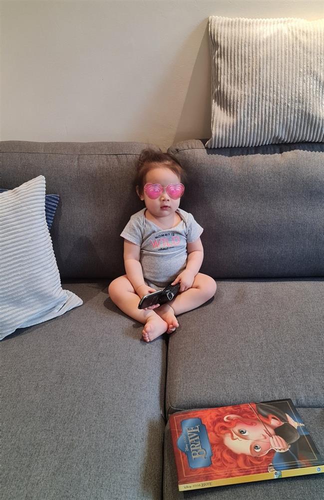 Con gái thứ 3 của MC Anh Tuấn được mẹ cho lên sóng, người hâm mộ thốt lên là ‘cục nam châm’ của bố-4