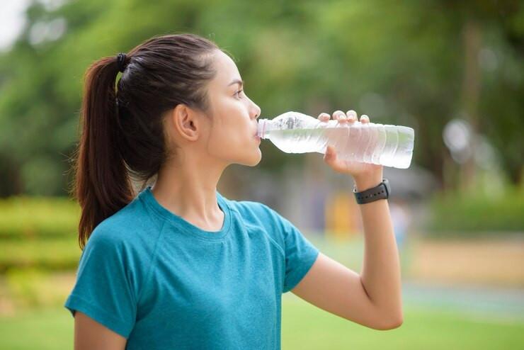 Nên uống nước vào thời điểm nào để giảm cân?