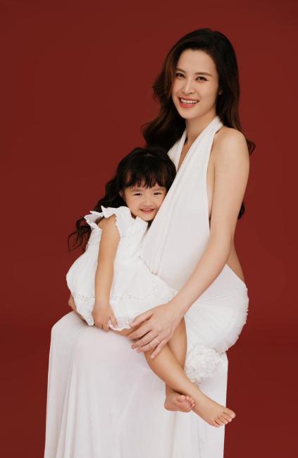 Đông Nhi khoe bụng bầu ở tháng thứ 7 thai kỳ, dự đoán một điều về con gái thứ 2-7