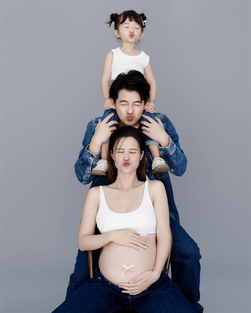 Đông Nhi khoe bụng bầu ở tháng thứ 7 thai kỳ, dự đoán một điều về con gái thứ 2-5