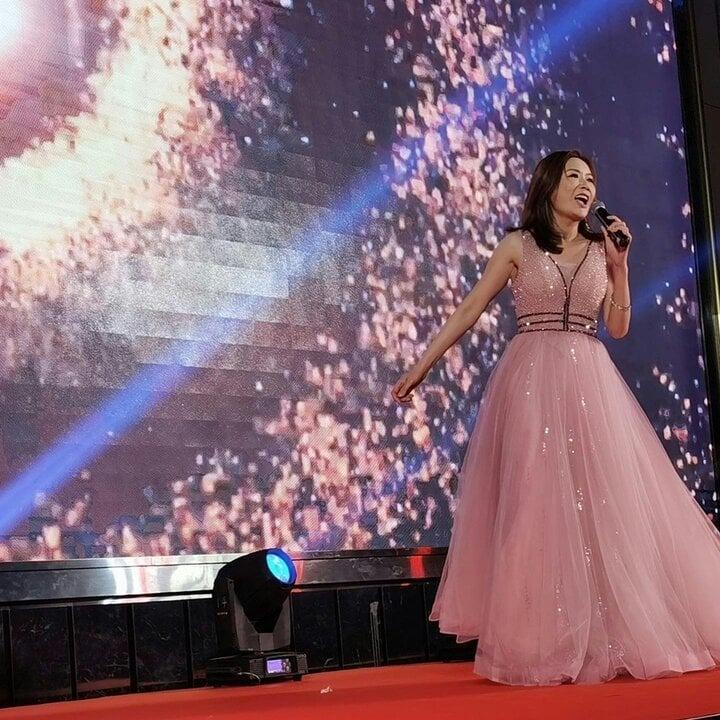 Biểu tượng gợi cảm hết thời bị đụng chạm khi đi hát hội chợ, hộp đêm mưu sinh-5