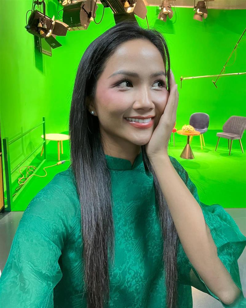 Hoa hậu HHen Niê mắc lỗi tối kỵ trên sóng truyền hình, diện áo dài kín như bưng vẫn phải lên tiếng xin lỗi-2