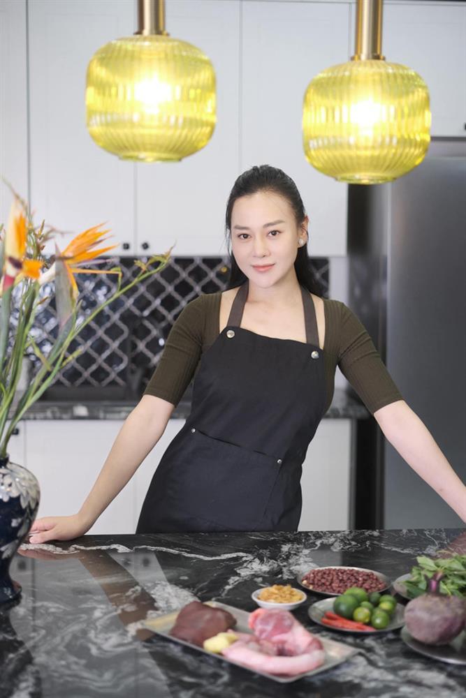 Phương Oanh vào bếp sau hơn 1 tháng sinh con, thú nhận điều các mẹ bỉm đồng cảm-1
