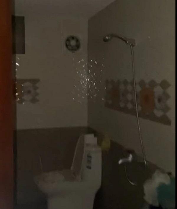 Sốc: Chủ trọ tại Hà Nội lắp camera quay lén trong phòng tắm nữ sinh, cơ quan chức năng chính thức lên tiếng-3