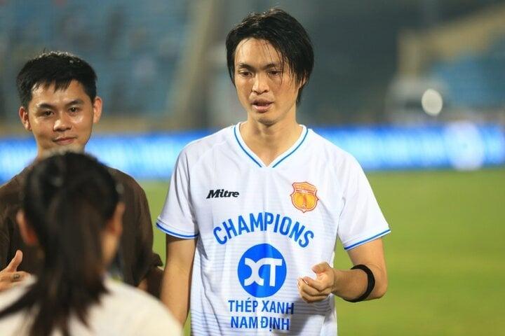 Văn Toàn gọi rước cúp chung, Tuấn Anh ngại ngùng từ chối-1