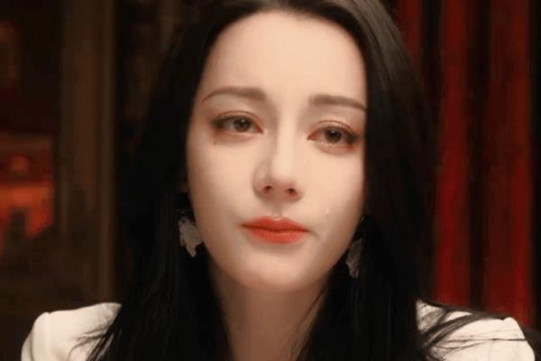 Những khoảnh khắc tình tứ của Địch Lệ Nhiệt Ba và bạn trai kém 4 tuổi-5