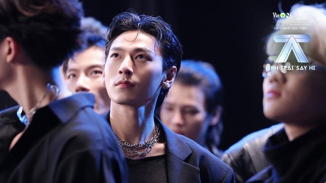 Xôn xao việc Isaac bị chèn ép, phân biệt đối xử trong Anh Trai Say Hi-1