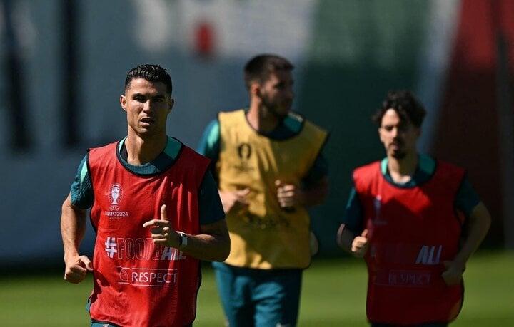 Chỉ đá trận thủ tục, HLV Bồ Đào Nha vẫn xếp Ronaldo đá chính-1
