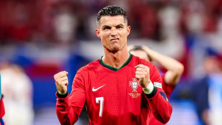 Chỉ đá trận thủ tục, HLV Bồ Đào Nha vẫn xếp Ronaldo đá chính-2