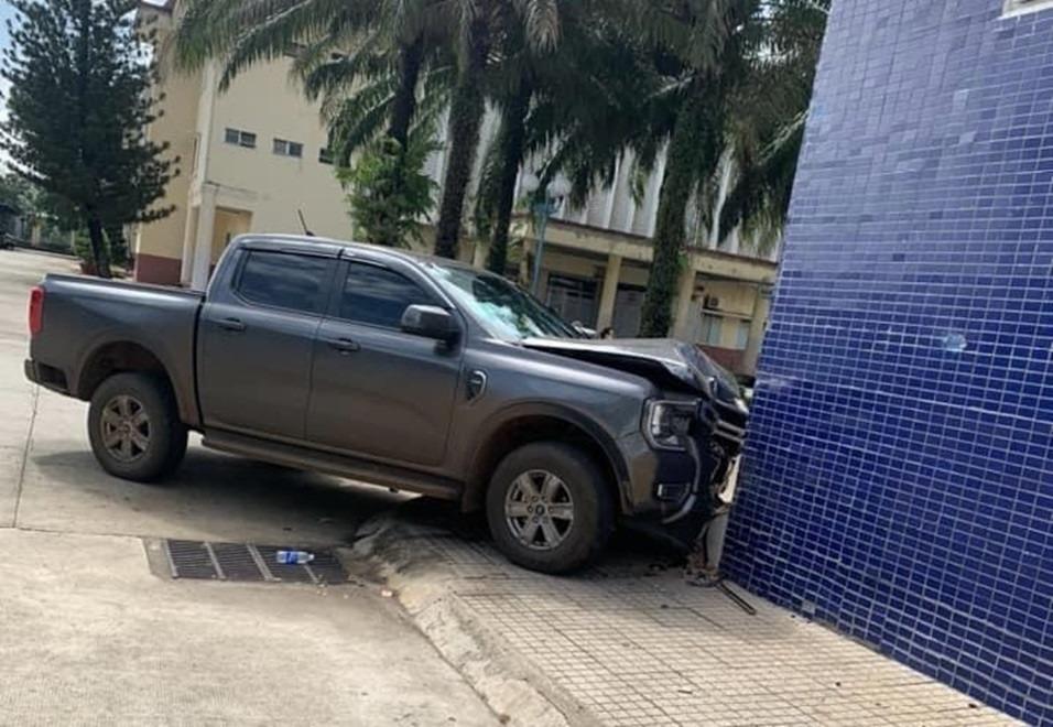 Người đàn ông uống thuốc tự tử, đuổi đánh bạn gái trong bệnh viện ở Bình Phước-1