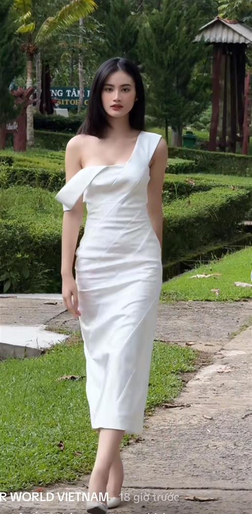 Đỗ Thị Hà lấn át Hoa hậu Ý Nhi khi đứng chung khung hình-5