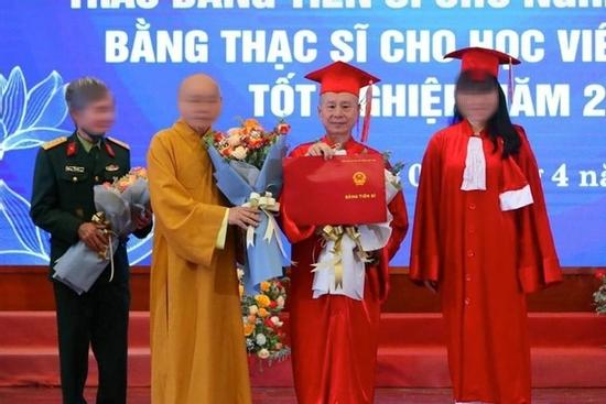 Bộ GD-ĐT yêu cầu báo cáo khẩn về việc Thượng tọa Thích Chân Quang học tiến sĩ trong 2 năm