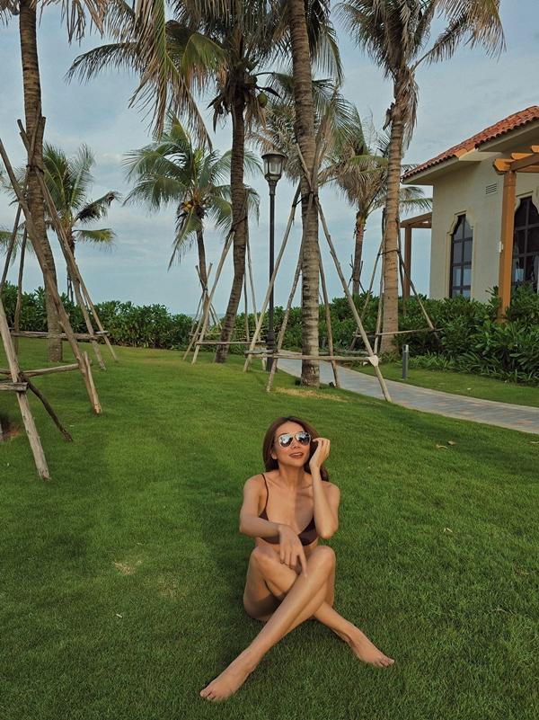 Soi thời trang đi biển mới nhất của cặp bạn thân đình đám - Thanh Hằng và Hồ Ngọc Hà-2