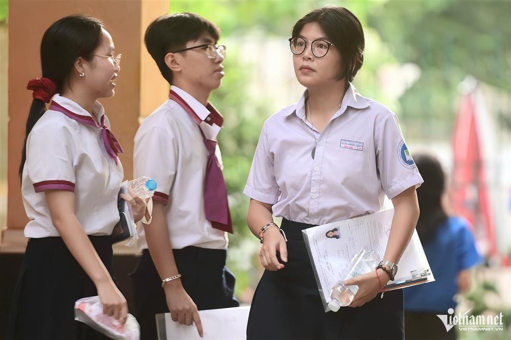 Món đồ đặc biệt theo nữ sinh TPHCM vào phòng thi tốt nghiệp THPT-1