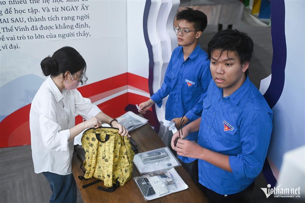 Món đồ đặc biệt theo nữ sinh TPHCM vào phòng thi tốt nghiệp THPT-11