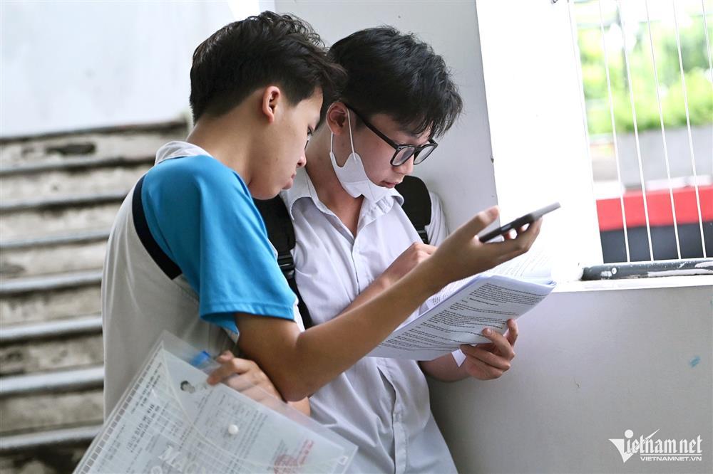 Món đồ đặc biệt theo nữ sinh TPHCM vào phòng thi tốt nghiệp THPT-12