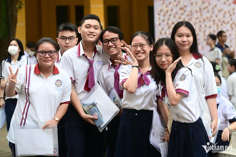 Món đồ đặc biệt theo nữ sinh TPHCM vào phòng thi tốt nghiệp THPT-4