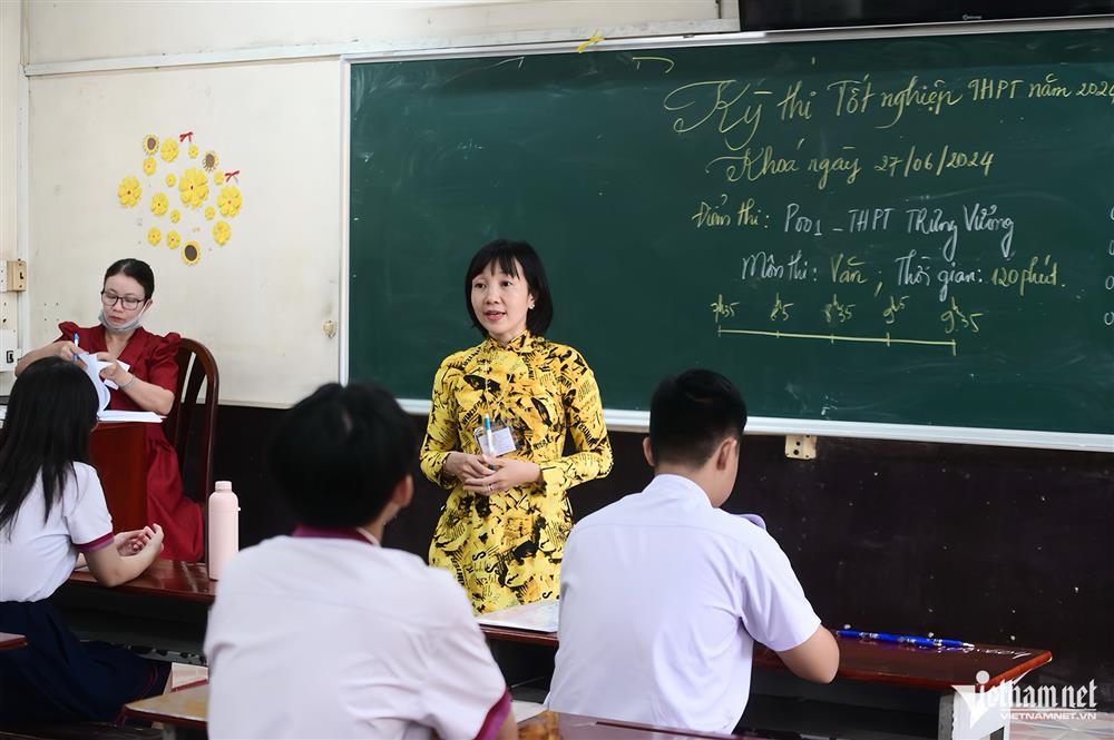 Món đồ đặc biệt theo nữ sinh TPHCM vào phòng thi tốt nghiệp THPT-7