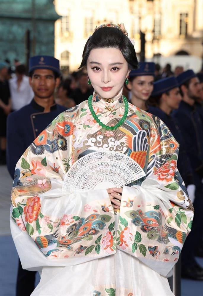 Phạm Băng Băng lạc lõng giữa dàn sao, để lộ gương mặt đầy nếp nhăn ở tuổi U50-1