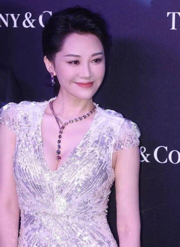 Vướng tin đồn là bồ nhí của quan tham, 3 diễn viên Trung Quốc phản ứng ra sao?-7