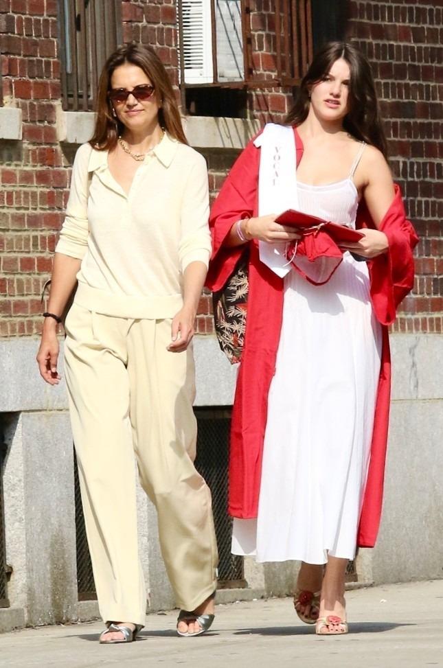 Lý do Suri Cruise bỏ họ cha-1