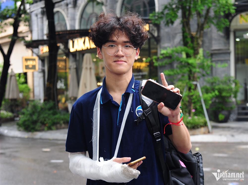 Nam sinh gãy tay phải uống thuốc giảm đau, viết 4 trang văn thi tốt nghiệp THPT-1