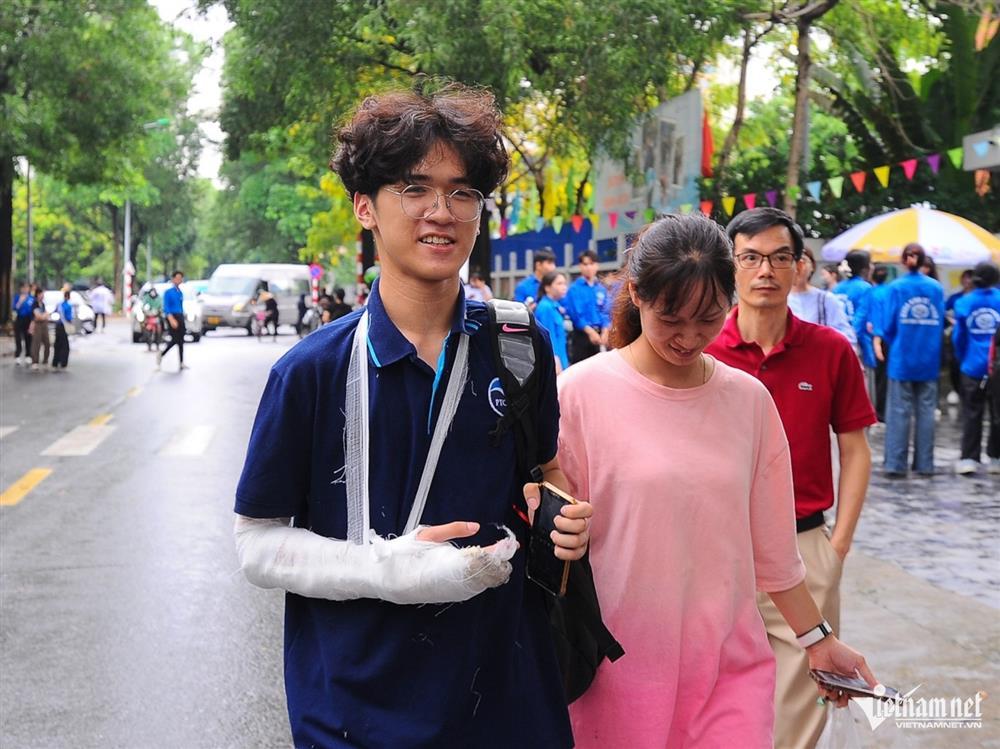 Nam sinh gãy tay phải uống thuốc giảm đau, viết 4 trang văn thi tốt nghiệp THPT-2