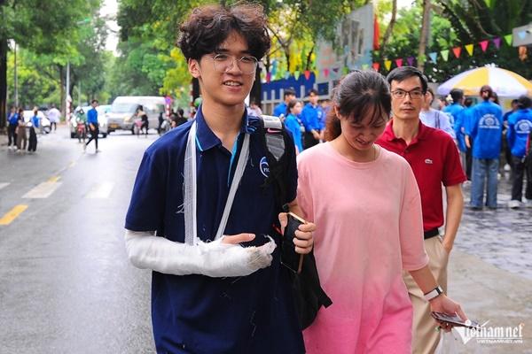 Thanh niên tình nguyện đồng hành cùng những thí sinh đặc biệt trong mùa thi-5