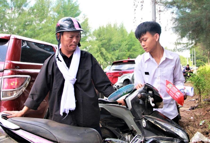 Nghẹn ngào người cha nén nỗi đau mất vợ, quàng khăn tang chở con đi thi tốt nghiệp THPT-1