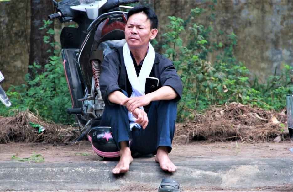 Nghẹn ngào người cha nén nỗi đau mất vợ, quàng khăn tang chở con đi thi tốt nghiệp THPT-2